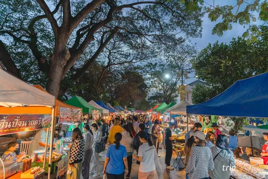 ถนนคนเดินลำพูน - ลำพูน : บรรยากาศถนนคนเดิน (Source: ทริปเก็ทเตอร์)