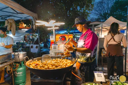 ถนนคนเดินลำพูน - ลำพูน : ร้านขายลูกชิ้นทอด (Source: กินดีอยู่เหนือ)