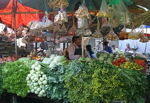 ตลาดเช้าหลวงพระบาง - หลวงพระบาง ลาว : ร้านขายผักสด (Source: wikipedia)