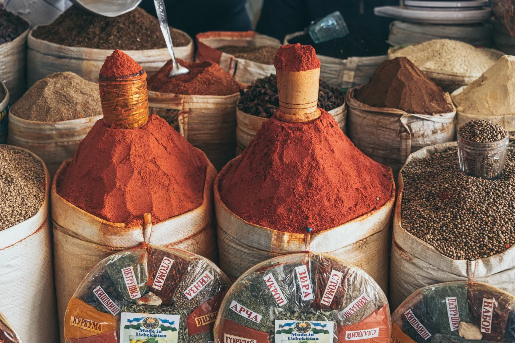 Spices sold at Chorsu Bazaar, Tashkent. Source: Photo by Zuyet Awarmatik / unsplash.com