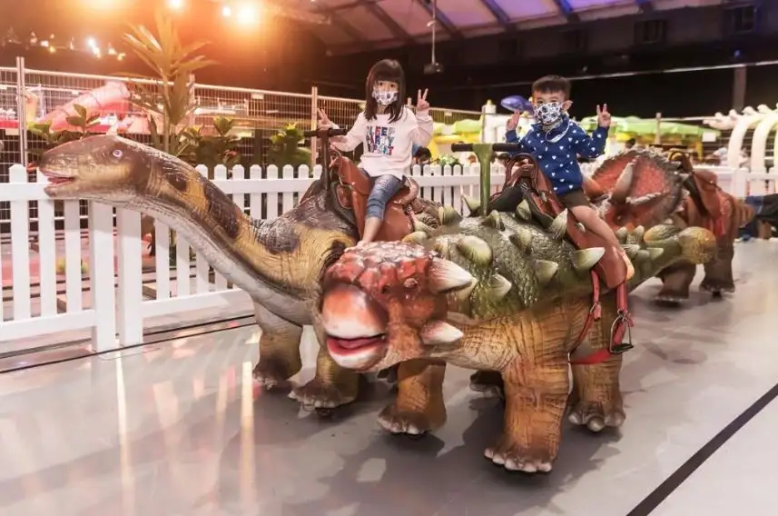 小朋友可騎上仿真兼會動的恐龍拍照。