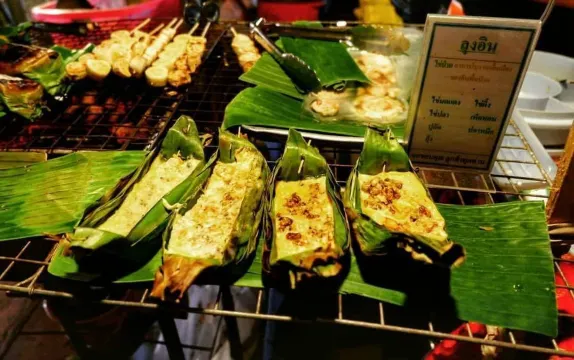 ไข่ป่าม ถนนคนเดินท่าแพ - จ.เชียงใหม่ (แหล่งที่มาของภาพ: Wongnai)