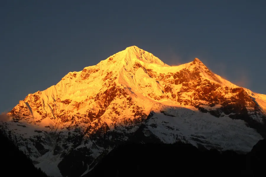 德欽雨崩村在梅里雪山下