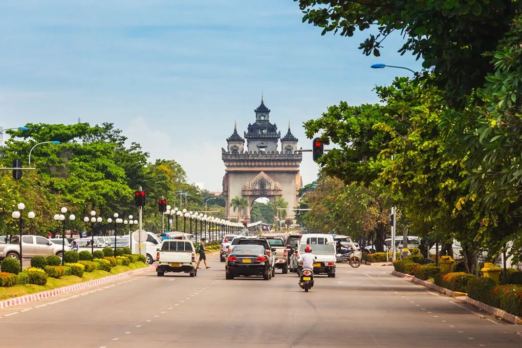 ถนนรอบประตูชัย เวียงจันทน์ - ประเทศลาว (แหล่งที่มาของภาพ: Davesayit/Shutterstock)