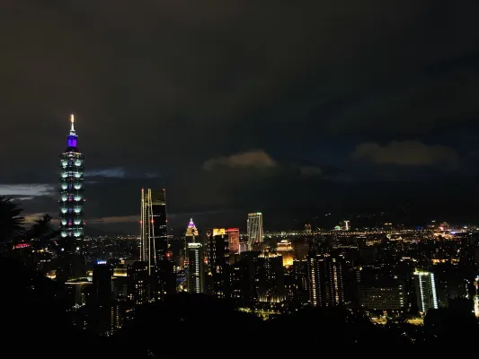 在台北象山看夜景