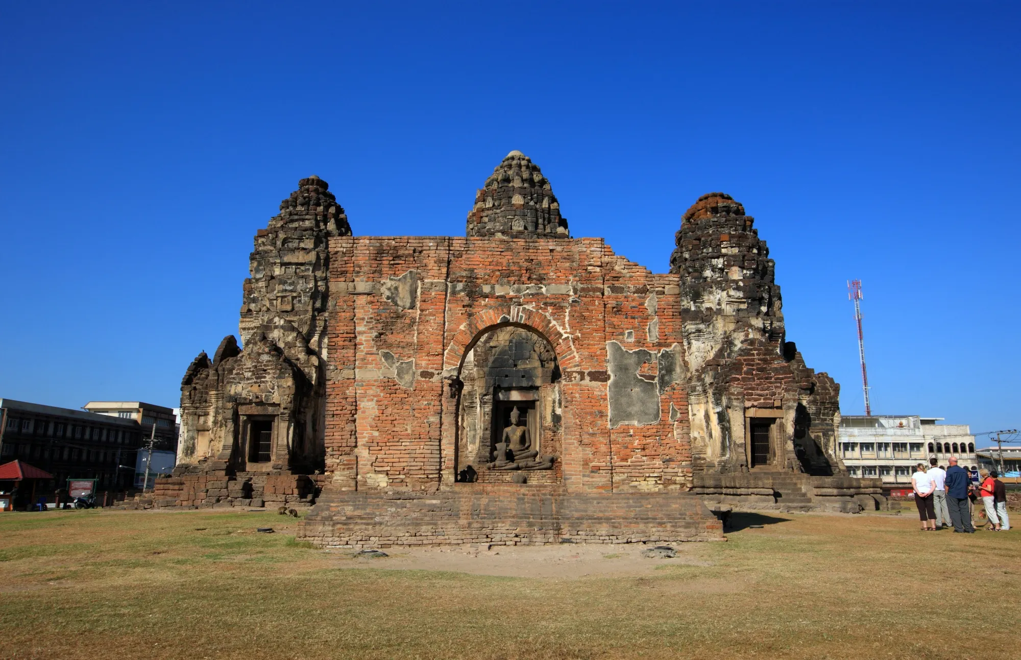 อำเภอบ้านหมี่ : พระปรางค์สามยอด (Source: การท่องเที่ยวแห่งประเทศไทย)