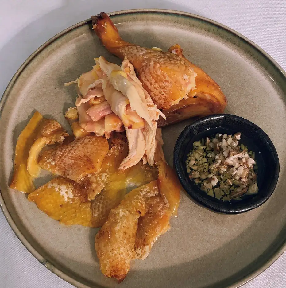 黃土雞是鴛鴦飯店的招牌菜（Photo source: orororenji @instagram）