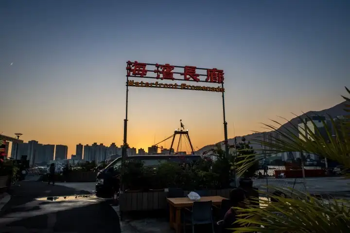 暮色籠罩的青山灣海濱長廊，可看見避風塘海景（Photo source: WYM.ADA @GETREADY）