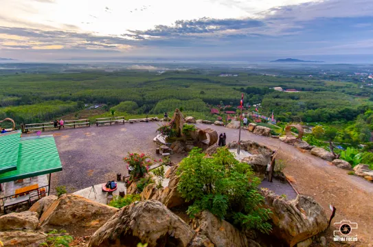 ยอดเขาสองแผ่นดิน - ต.ปาดังเบซาร์ จ.สงขลา (แหล่งที่มาของภาพ: hatyaifocus)