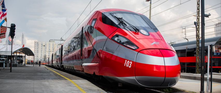 <a href="/trains/italy/companies/trenitalia/frecciarossa/">Frecciarossa高速列車</a>