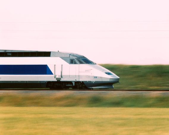 Ein TGV der SNCF in voller Fahrt auf einer Bahnstrecke.
