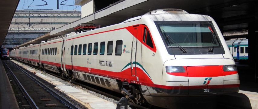 <a href="/trains/italy/companies/trenitalia/frecciabianca/">Frecciabianca高速列車</a>