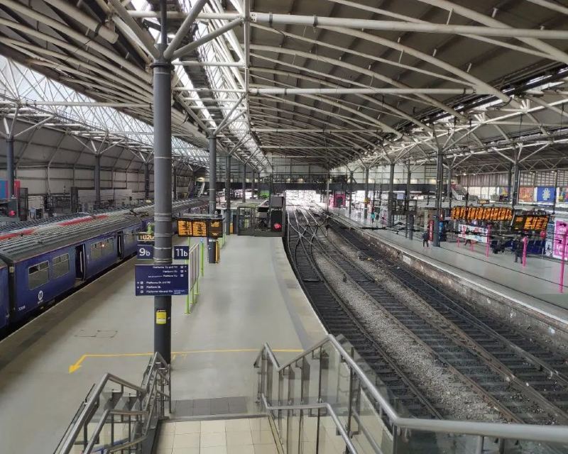 How to read UK train departure boards?