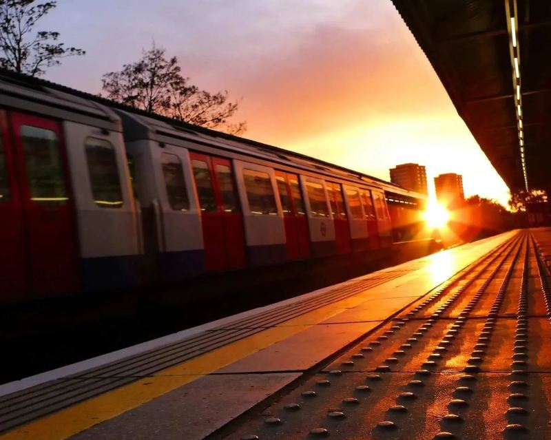 UK train strikes & disruption: 2026 guide (dates, rights, compensation)