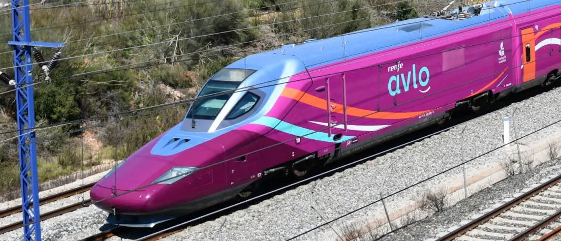 <h3>Avlo</h3>
<p>Faites l'expérience d'un voyage à grande vitesse abordable avec Avlo, le service à bas prix de Renfe atteignant des vitesses allant jusqu'à 300 km/h. Profitez d'un voyage confortable avec des sièges inclinables, des prises de courant pour recharger vos appareils, le Wi-Fi gratuit et des lampes de lecture. Les trains Avlo disposent également d'un espace de rangement des bagages, de distributeurs de boissons et d'en-cas, et de toilettes accessibles aux passagers à mobilité réduite. À partir de 7 € seulement, Avlo offre une option de voyage rapide, confortable et abordable.</p>