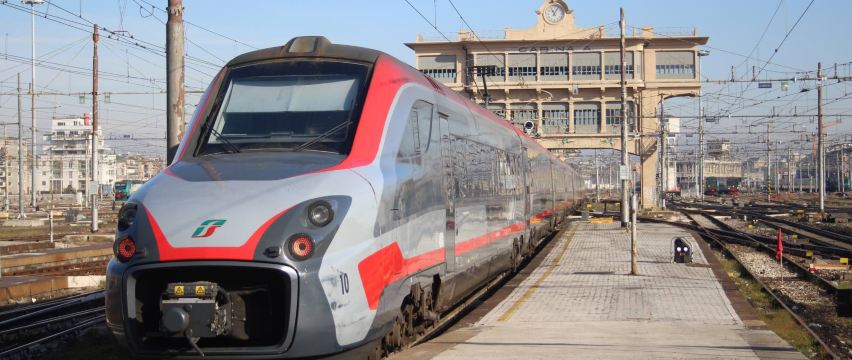 <a href="/trains/italy/companies/trenitalia/frecciargento/">フレッチェアルジェント高速列車</a>