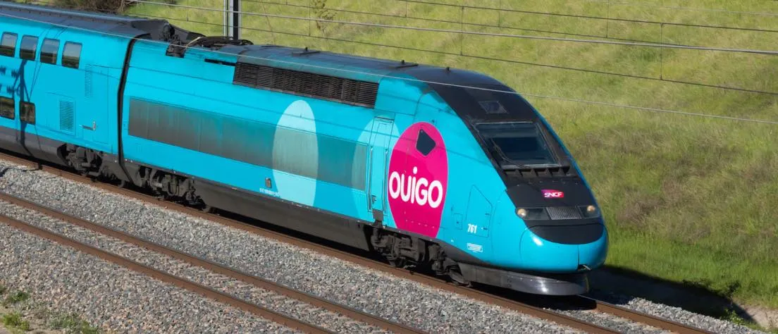 <h3>OUIGO</h3>
<p>OUIGO, un service de train à grande vitesse à bas prix, a été lancé en Espagne en 2021. Avec des trains à deux étages et une seule classe, OUIGO offre jusqu'à 590 places par train avec déjà des billets à partir de 9 €. Les billets sont disponibles exclusivement en ligne. Les services à bord comprennent une voiture-café et la possibilité d'améliorer votre voyage grâce au service OUIGO Plus, qui offre plus d'espace, des bagages supplémentaires et d'autres avantages. Parfait pour les voyageurs à la recherche d'une option économique sans compromis sur la vitesse.</p>