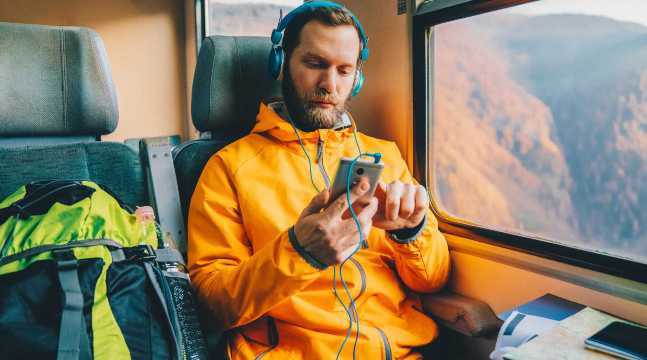 Wi-Fi and connectivity: Do both offer free Wi-Fi?