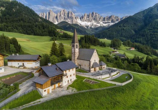 Die Dolomiten (alpine Seen und Täler)