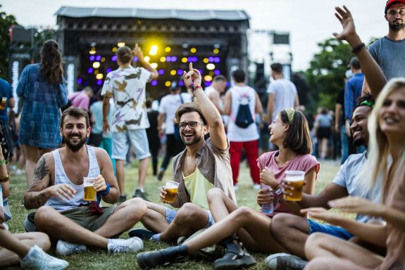 Persone al festival con birre