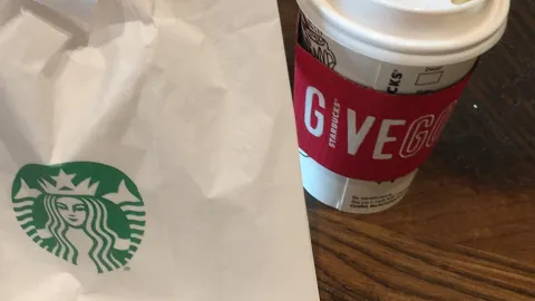 Starbucks Coffee Company in ลอมพอค