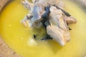 峭壁岩耳燉土雞湯