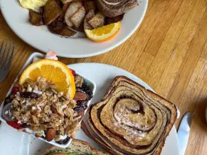 Mae's Cafe & Bakery