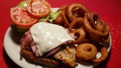 Camelot Bar and Grill in Аплтон