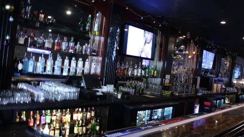 1724 Downtown Bar in レディング