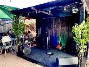 Dino’s Bar & Grill