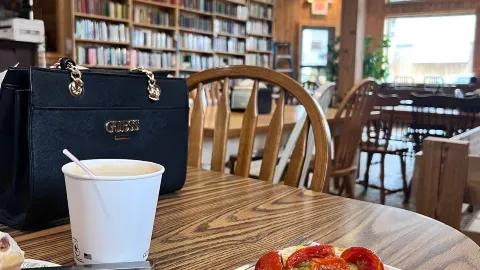 Falling Rock Cafe & Bookstore in 머니싱