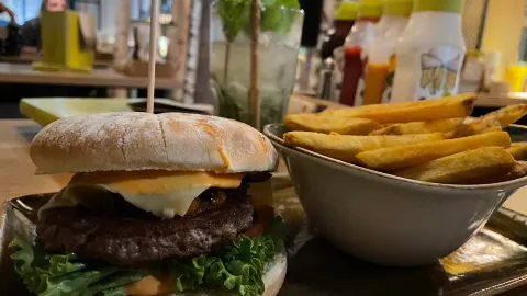 Hans im Gluck- Burgergrill (Chemnitz RATHAUS PASSAGEN) in Chemnitz