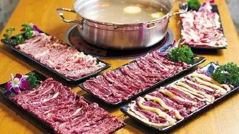 牛天下鲜切牛肉火锅 in รุ่ยลี่