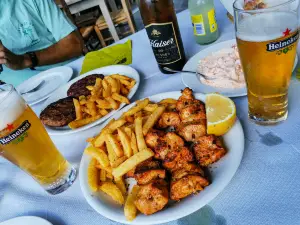 Ta Tria Platania