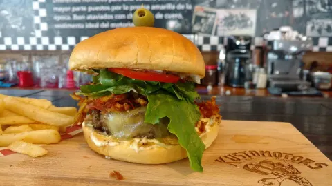 KUSTOMOTORS CAFE GARAGE in Torreon