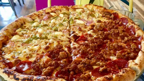 Moonlight Pizza & Brewpub in 查菲縣