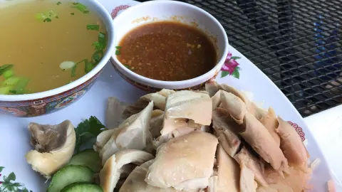 Nong's Khao Man Gai (SE) in มัลท์โนมาห์ เคาน์ตี