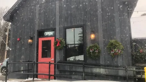 Listons Bar and Restaurant in Hampshire County