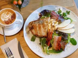 Nijiya Cafe