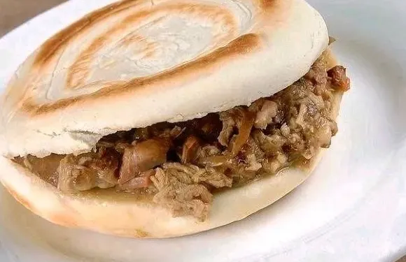 手拉手肉加饃