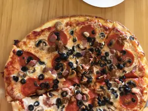 Martolli's Authentic Hand-Tossed Pizza in Sisters