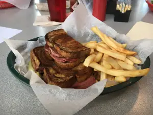 EJ's Eats and Drinks