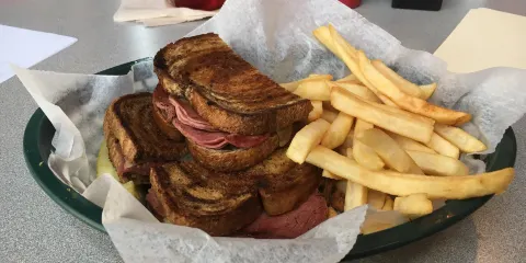 EJ's Eats & Drinks