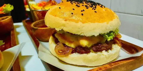 KC's Burger & Lounge Bar
