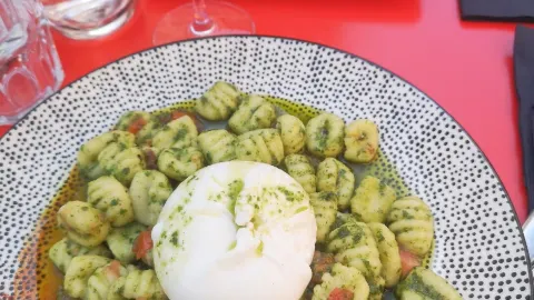 Bar De La Fontaine in แคสซิส