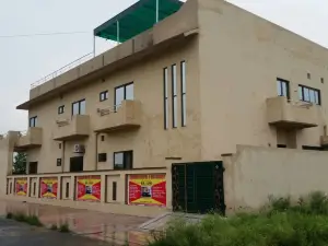 Khayaban Boys Hostel Pizza
