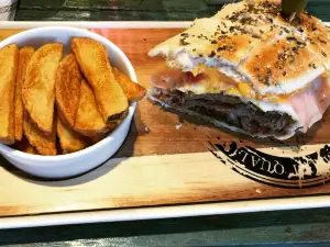 Plaza Café & Resto
