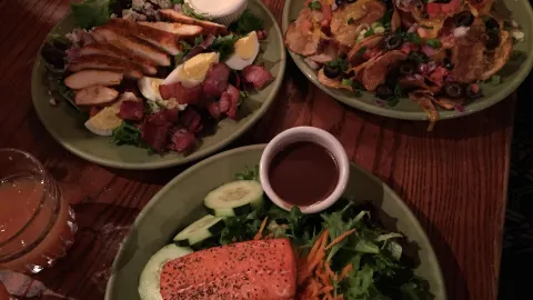 Kells Irish Restaurant & Pub in มัลท์โนมาห์ เคาน์ตี