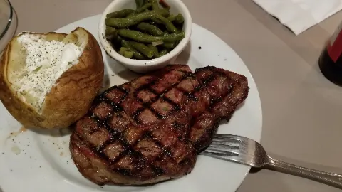 Featherbone Restaurant & Lounge in バーリン