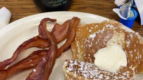 Uncle Loui's Cafe in 덜루스